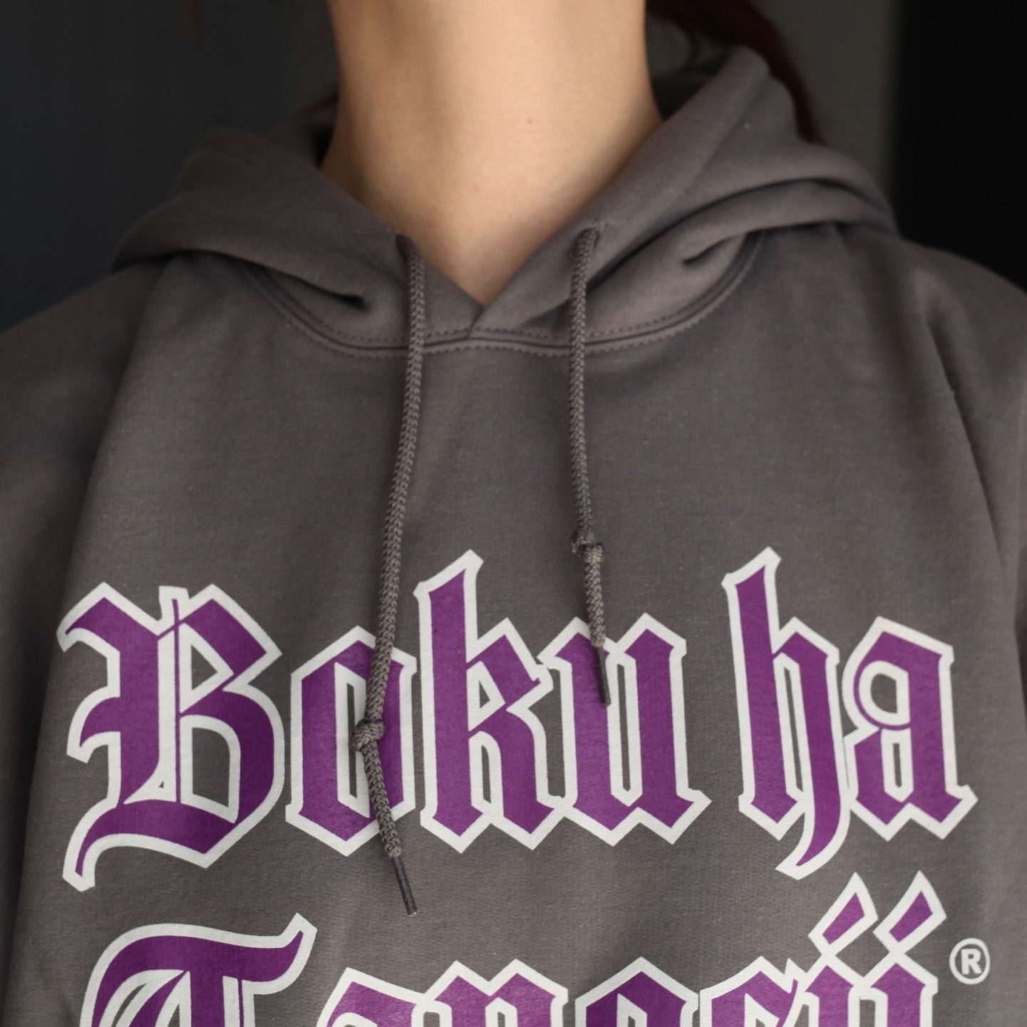 【残り一点】BOKU HA TANOSII Old English パーカー
