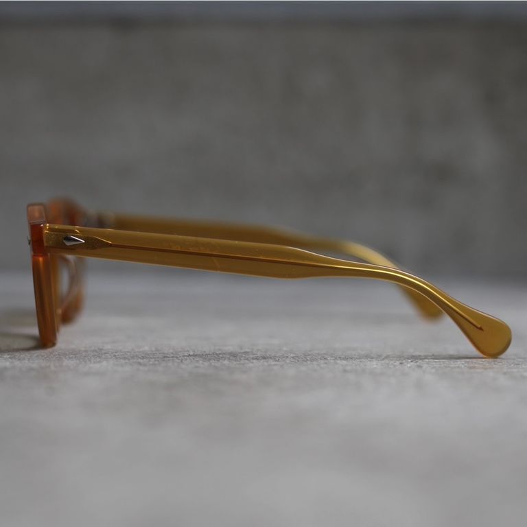 レンズ：LIGHT BROWN