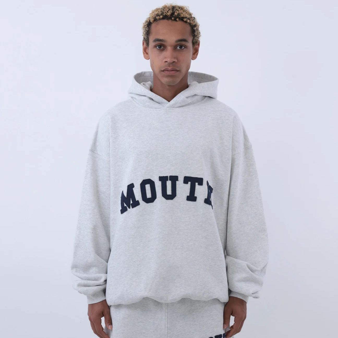 パーカー・フーディ   Men Hoodies 7403M432 Beige パーカー | HBX - ハイプビースト(Hypebeast)が厳選した