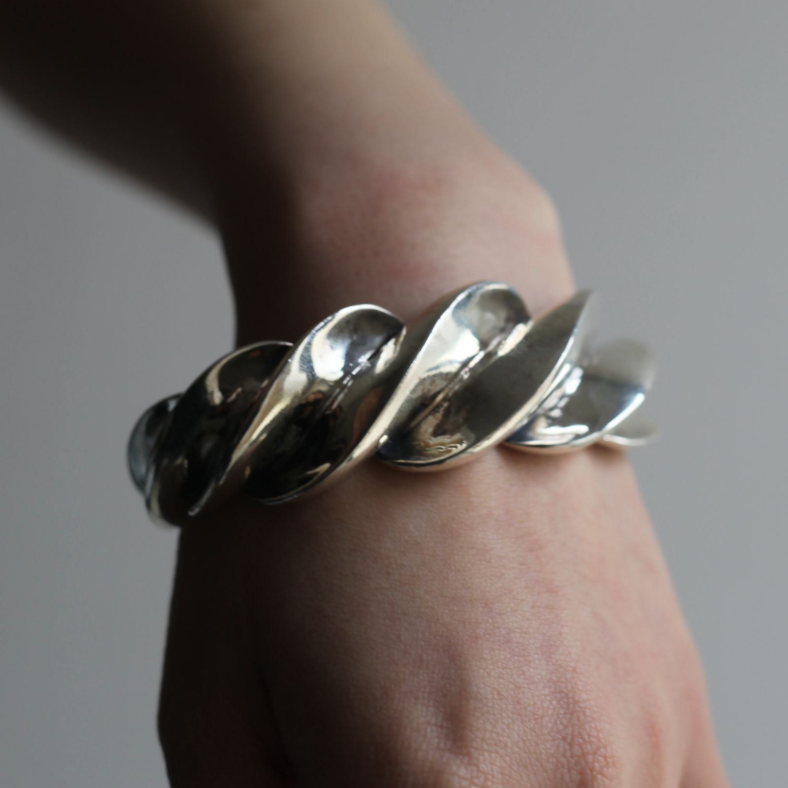 【お取り寄せ注文可能】Twist Angle Bangle(SILVER)