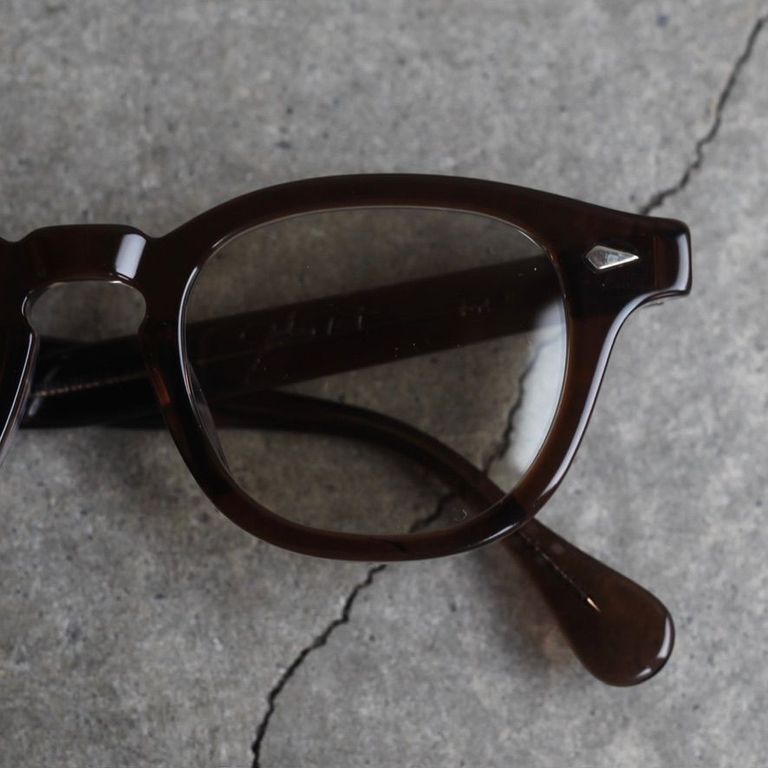 レンズ : LIGHT BROWN