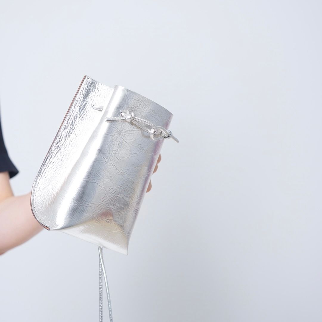 【残りわずか】Metallic String Pouch