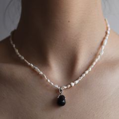 【残り一点】Onyx Top Baroque Pearl Necklace