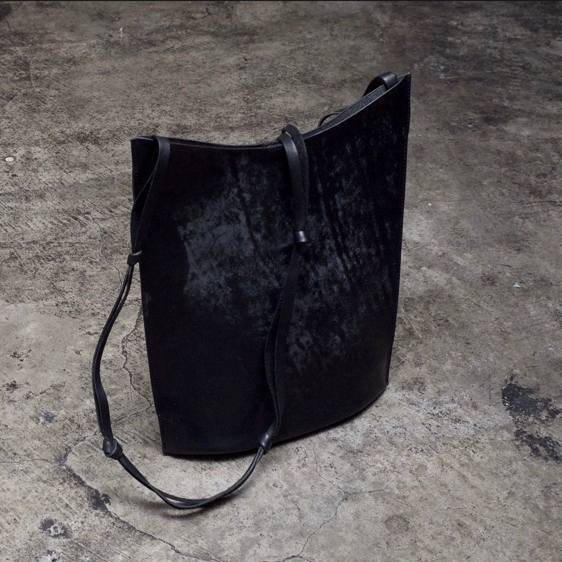 【お取り寄せ注文可能】Tangled Strap Shoulder Bag
