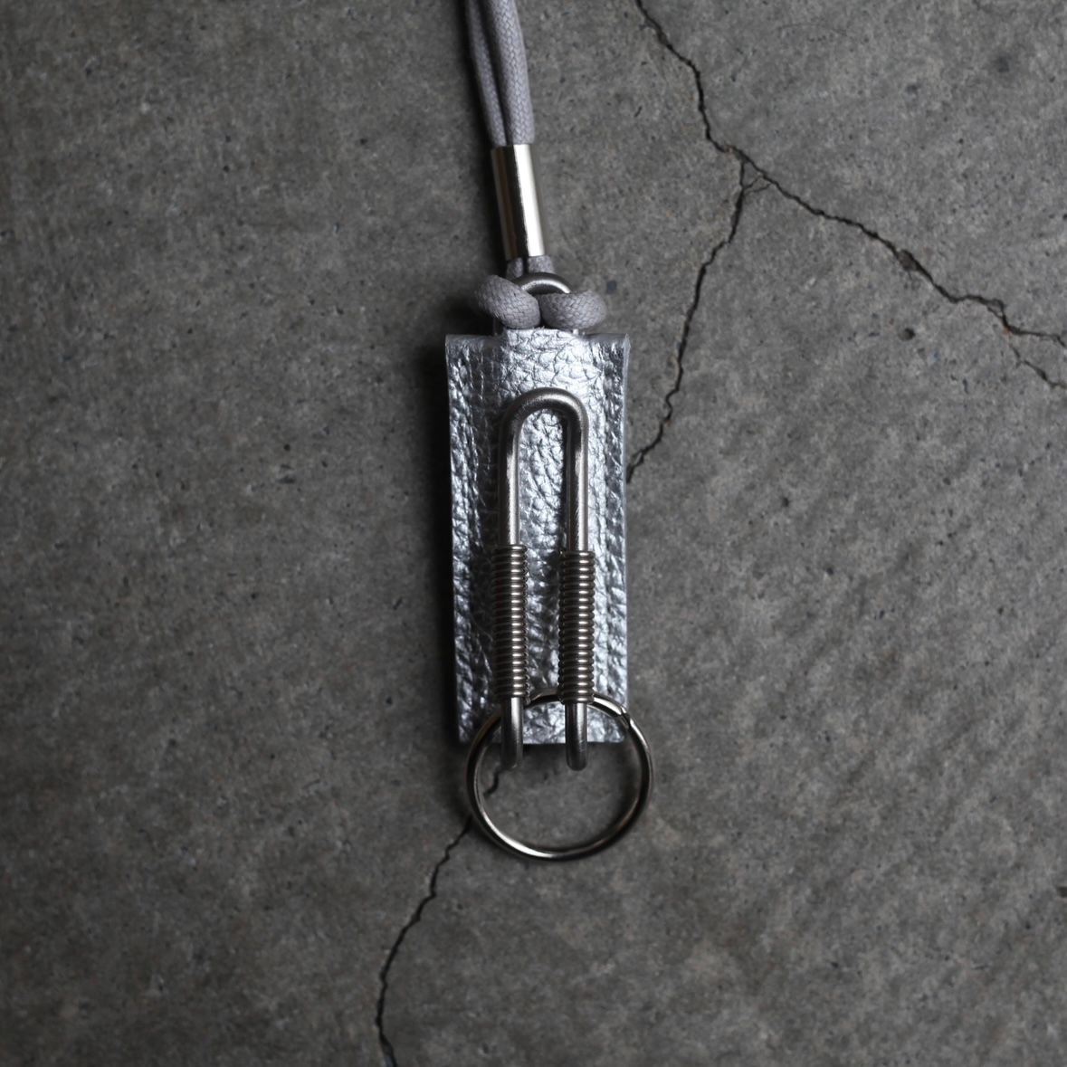 【残り一点】Spring Clip Neck Holder(CLIX_PEBBLE GRAIN)