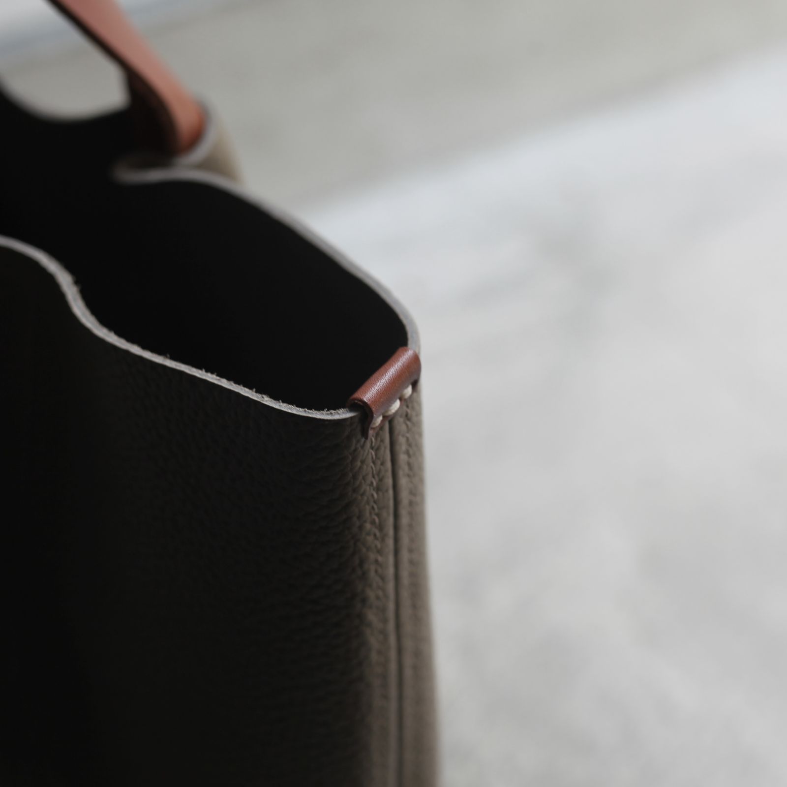 【再販売通知受付可能】Piano Bag Medium(TAUPE)