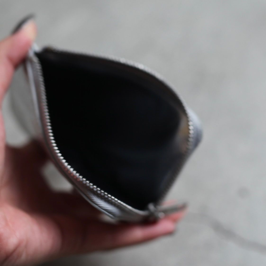 【残り一点】Embossed W ZIP Card Case