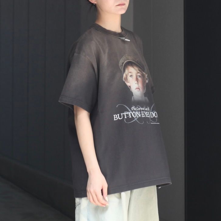 【残りわずか】"Button Eye Doll" Sunburn H-S Tag Tee