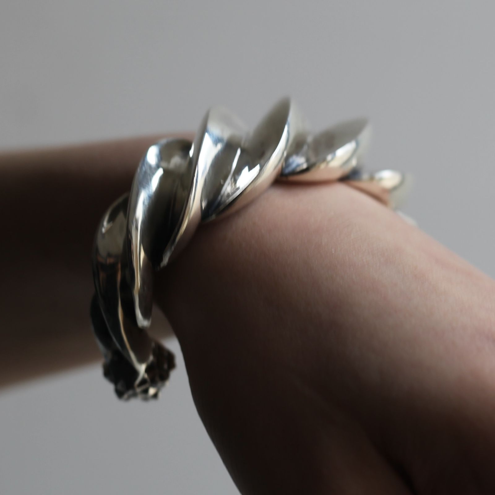 【お取り寄せ注文可能】Twist Angle Bangle(SILVER)