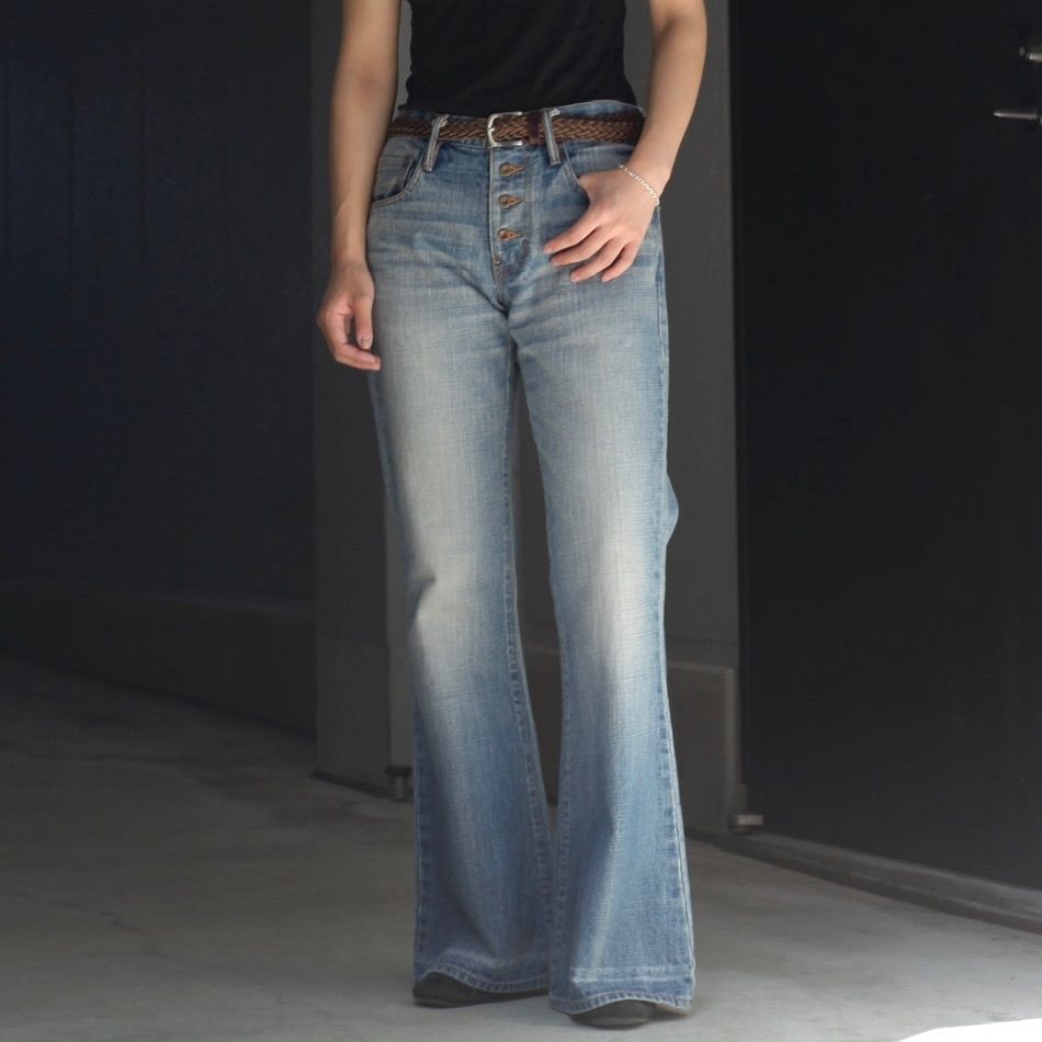 WMNS Exposed Front Pocket Faded Color Bell Bottom Jeans / Black