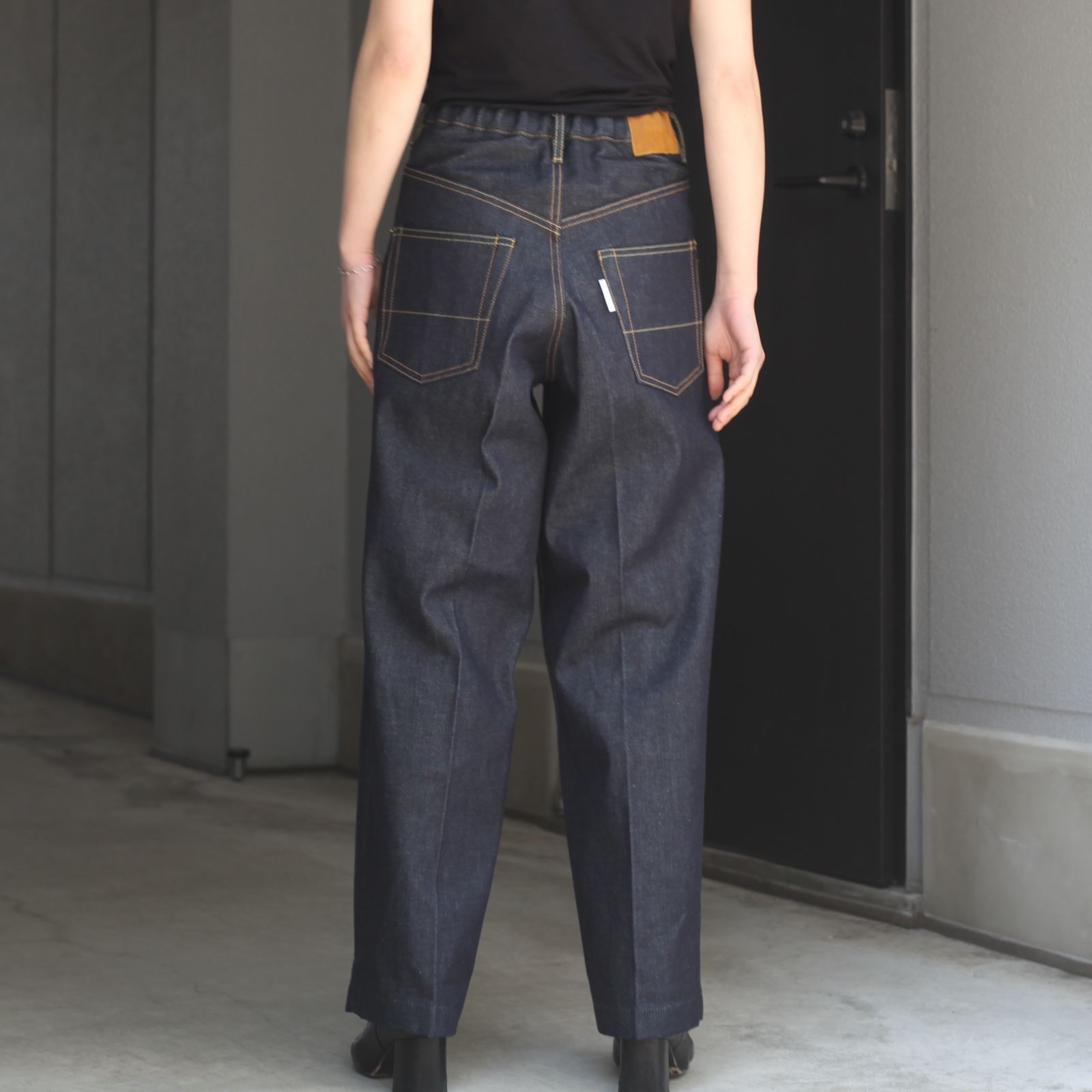 小さく畳んで発送致します新品未使用　NEONSIGN  wide denim slacks サイズ46