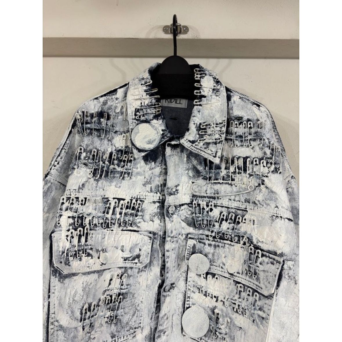 【残り一点】Crack Paint Safety Pin Denim Jacket