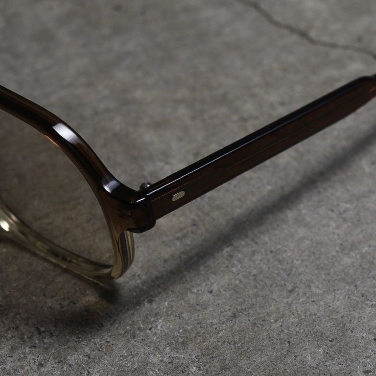 レンズ : LIGHT BROWN