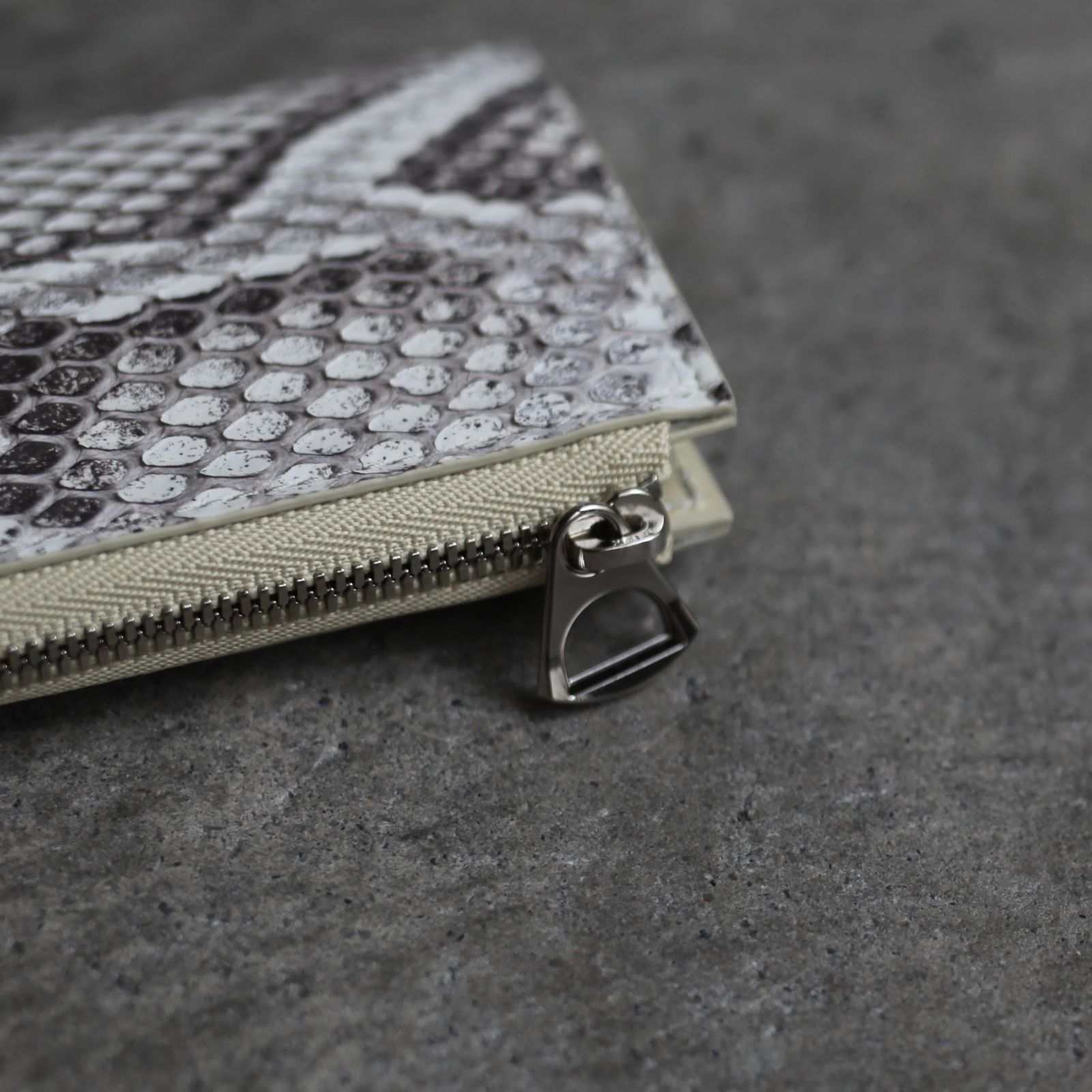 【残りわずか】Cristy Key Card Case(MOLURUS)