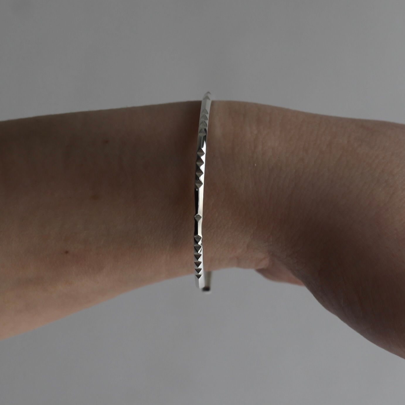 【お取り寄せ注文可能】Little Studs Bangle