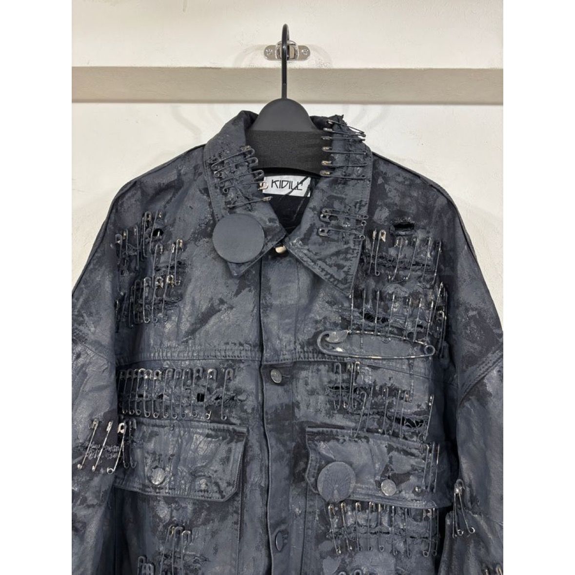 【残り一点】Crack Paint Safety Pin Denim Jacket