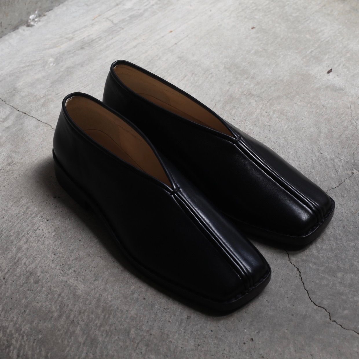 【関税込み】LEMAIRE ブラック Flat Piped スリッポン Black Flat Piped Slippers | LEMAIRE