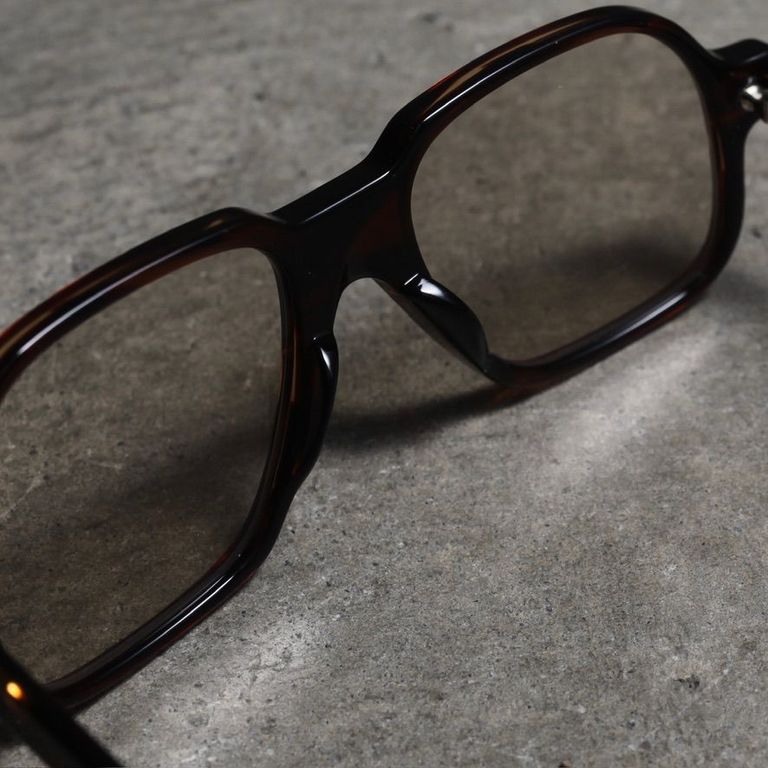 レンズ : LIGHT BROWN