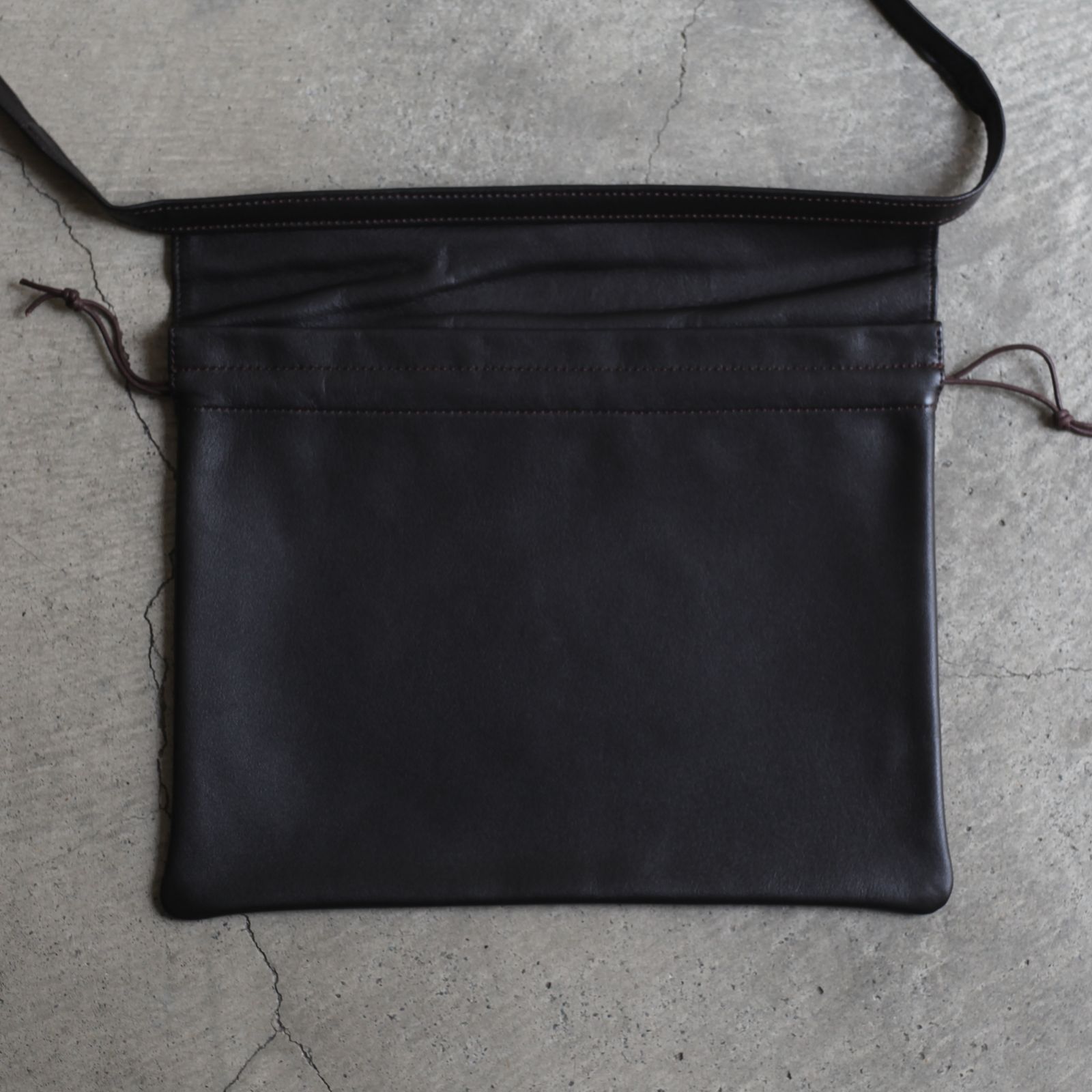 【残りわずか】Cow Red Cross Bag Small(CHOCO)