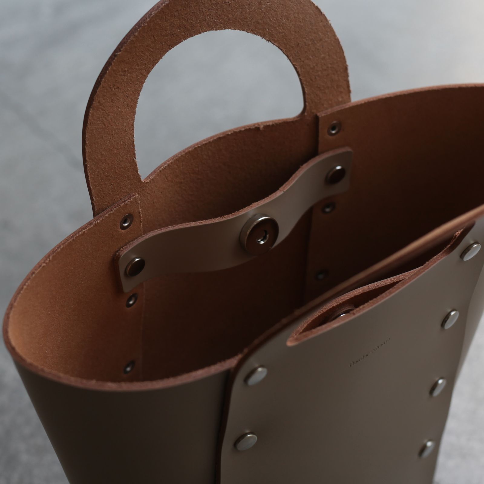 【次回入荷9月下旬予定】Assemble Daikei Hand Bag_M(BEIGE)