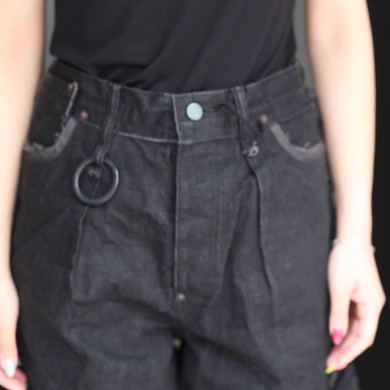 【残りわずか】Slash Seam Twist Cargo Jeans(NOIR)