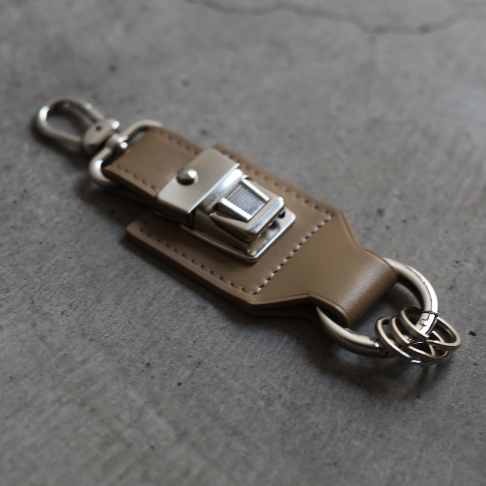 Double Ring Metallic Hook Locking Premium Key Ring or Key Chain