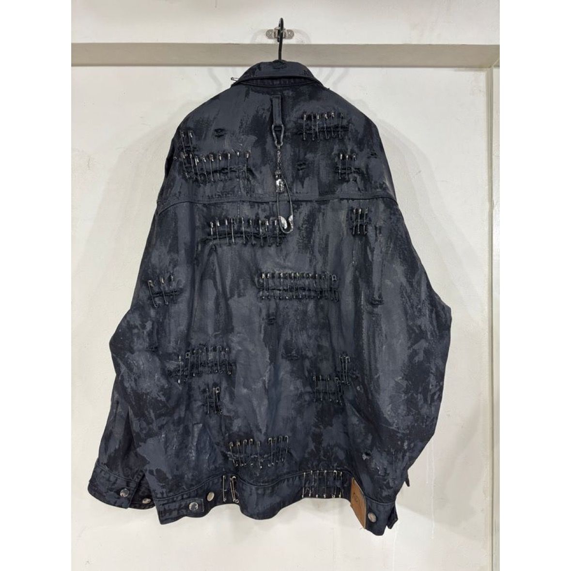 【残り一点】Crack Paint Safety Pin Denim Jacket