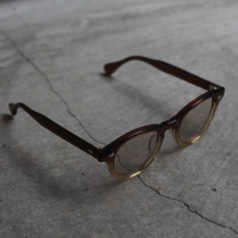 レンズ : LIGHT BROWN