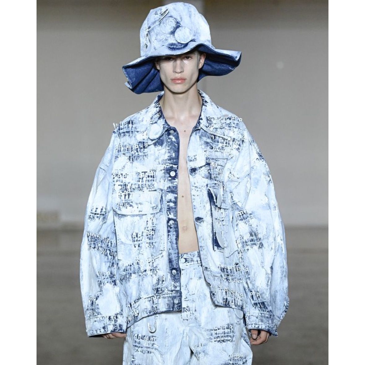 【残り一点】Crack Paint Safety Pin Denim Jacket
