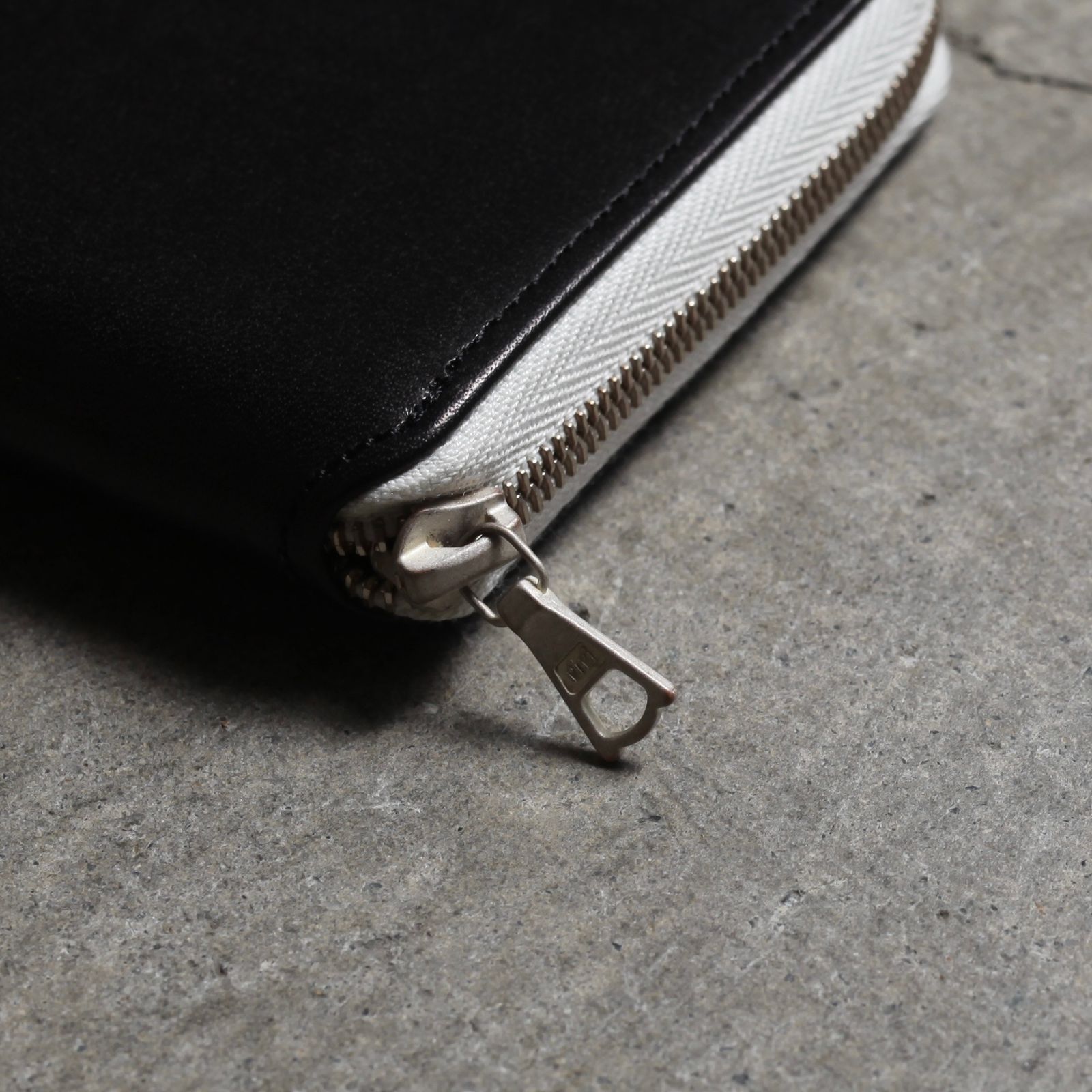 【残り一点】Round Midle Purse(KIP)