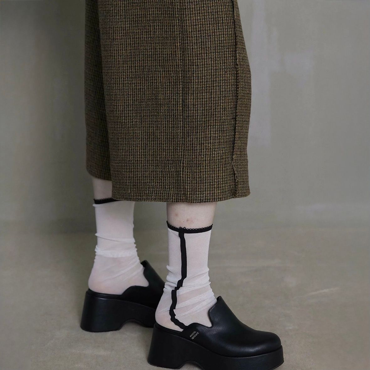 【残り一点】Sheer Line Socks