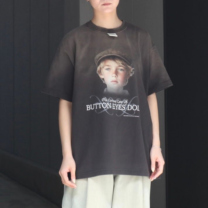 【残りわずか】"Button Eye Doll" Sunburn H-S Tag Tee