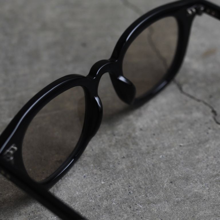 レンズ: LIGHT BROWN