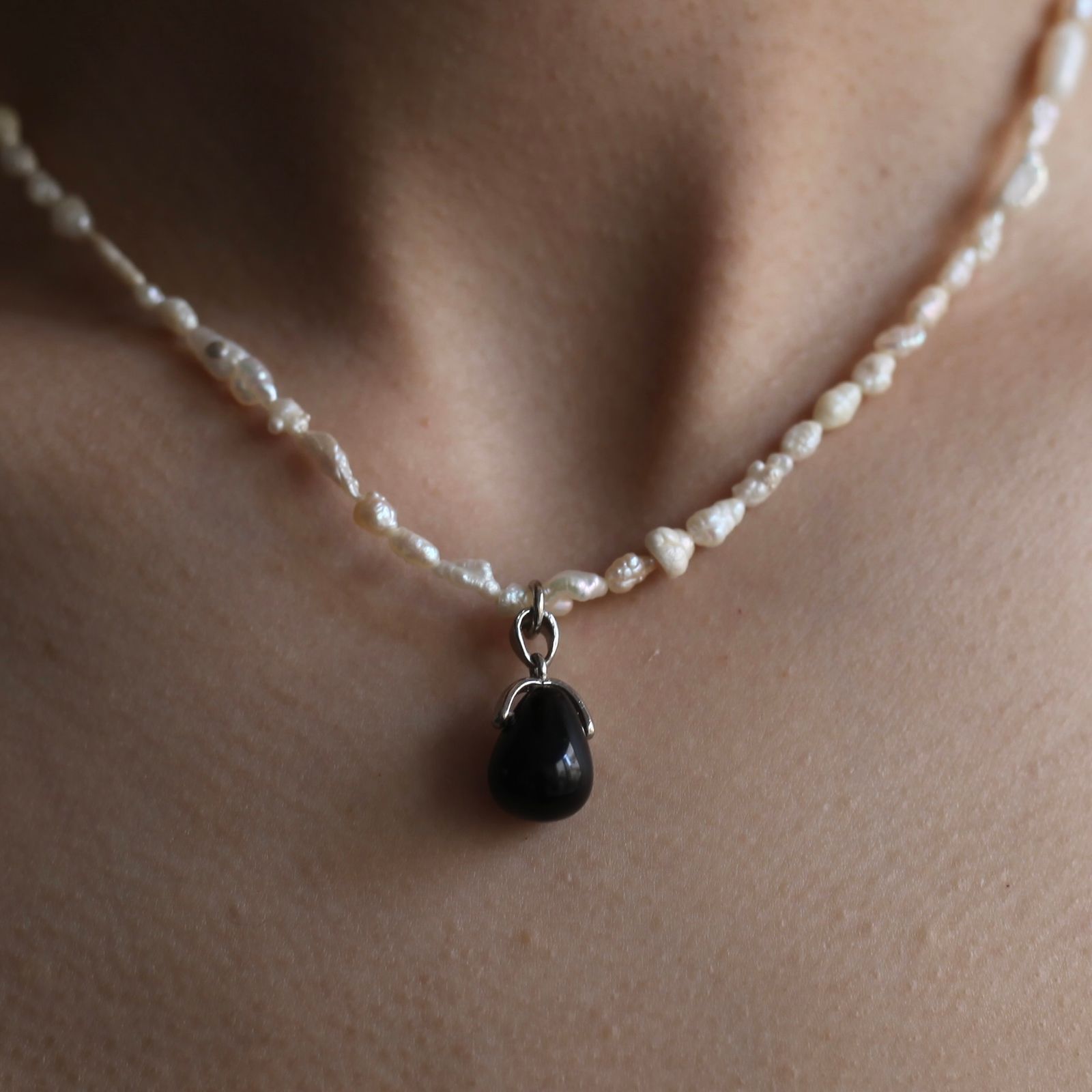 【残り一点】Onyx Top Baroque Pearl Necklace