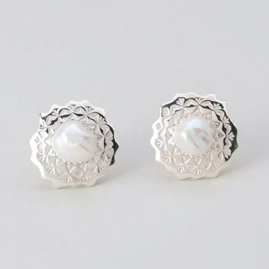 【お取り寄せ注文可能】Teuchi Pearl Concho Earrings(両耳用）