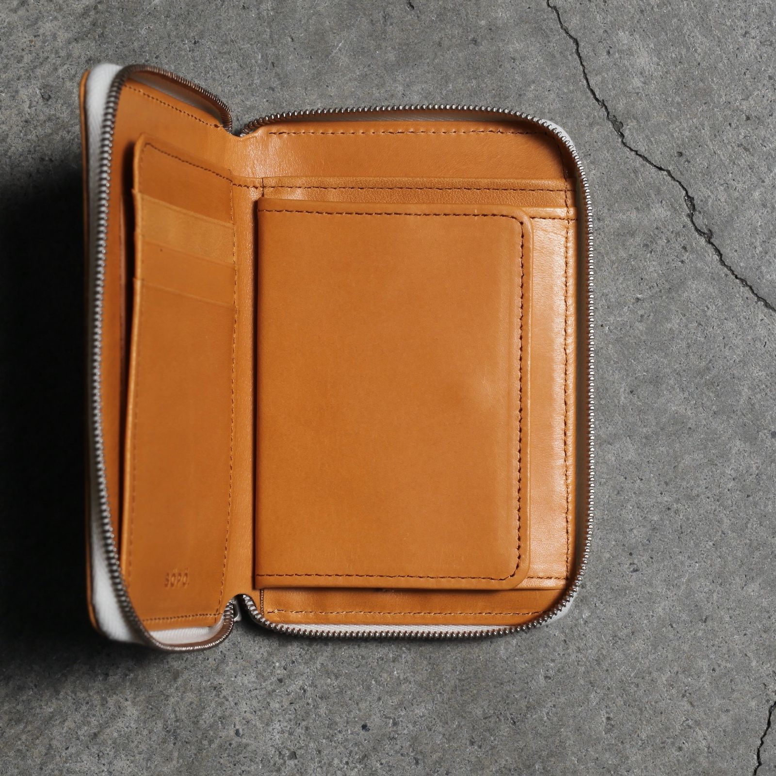 【残り一点】Round Midle Purse(KIP)