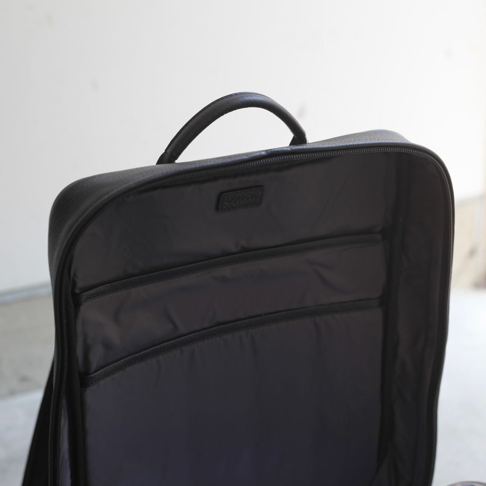 objects.io ソフトバックパック ミディアム Black 収納袋付き　鞄 ソフトバックパック ミディアム - 防水レザー バックパック