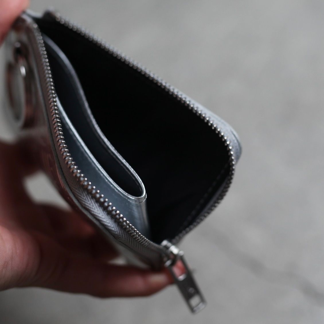 【残り一点】Embossed W ZIP Card Case
