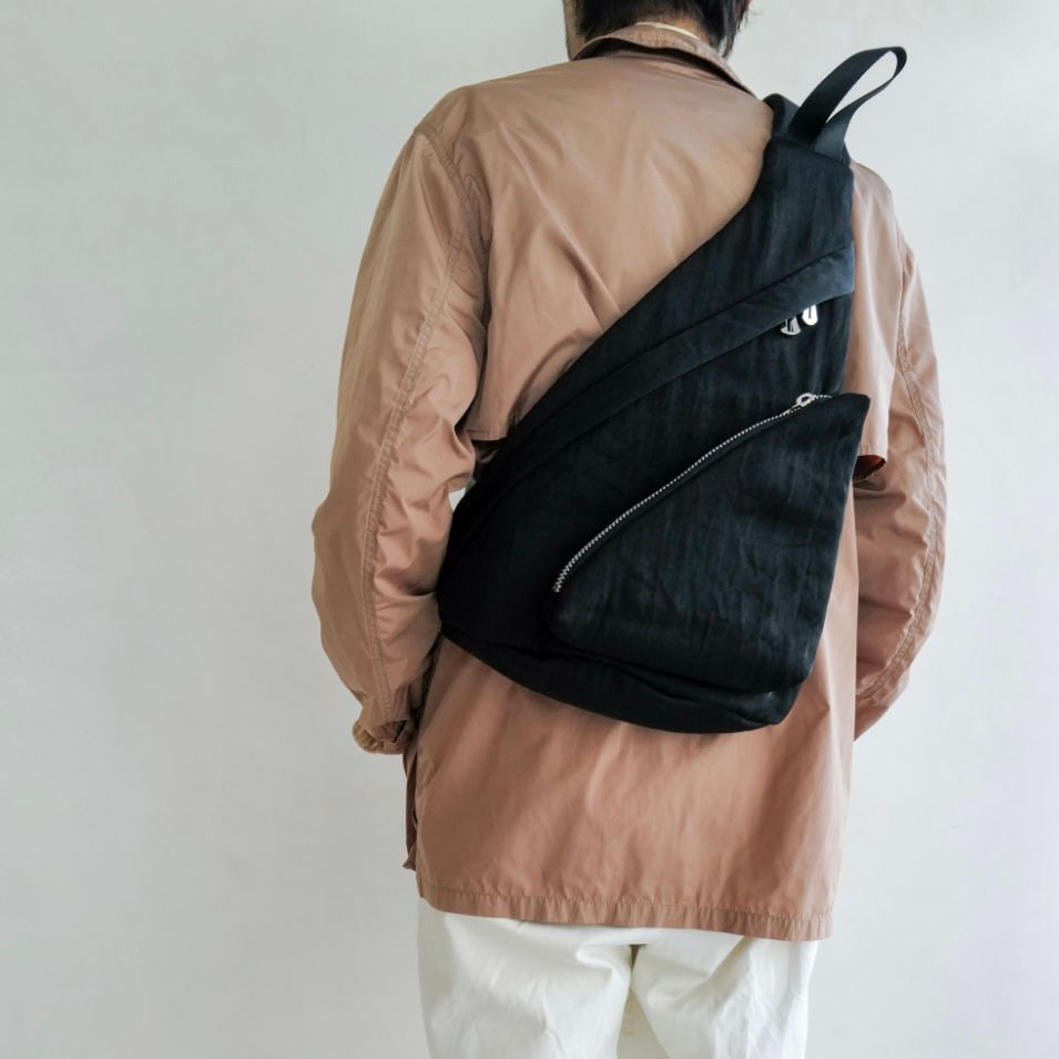 【残り一点】Annie Puffer Sling Bag(CERATO BRIGHT)