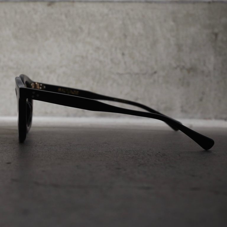 レンズ : LIGHT BROWN