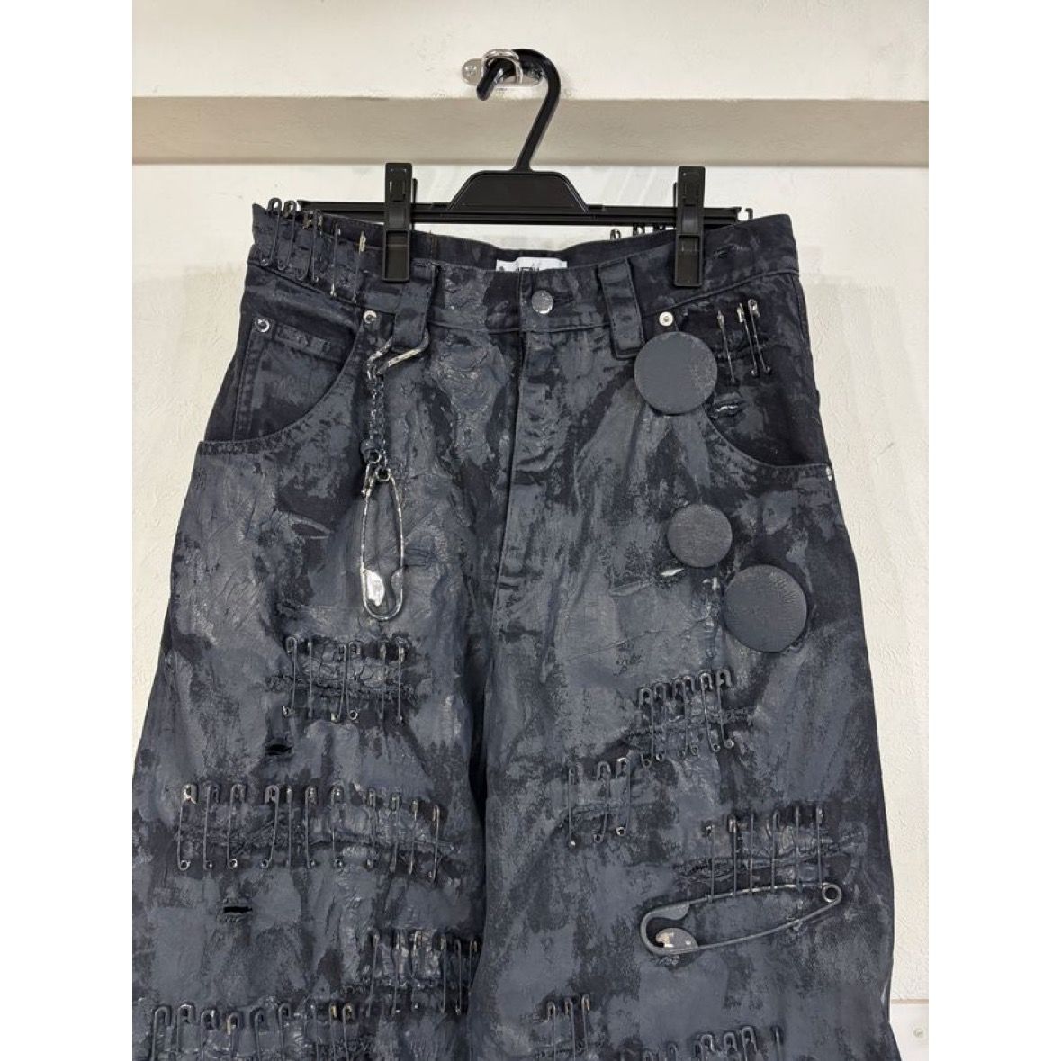 【残り一点】Crack Paint Safety Pin Denim Pants
