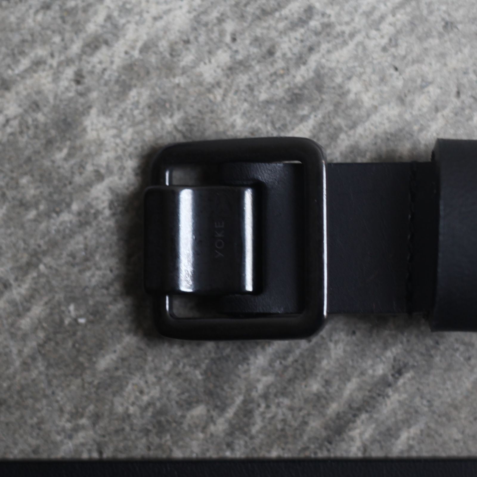 YOKE - 【残りわずか】Narrow Leather Belt(BLACK×BLACK) | ACRMTSM 