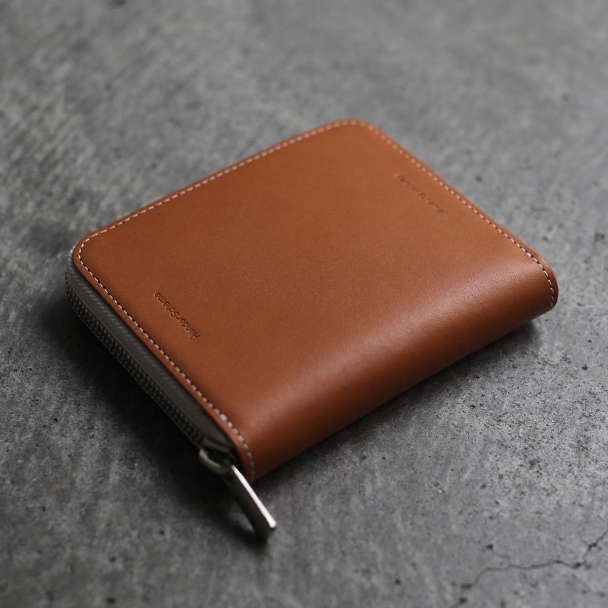 【再販売通知受付可能】Square Zip Purse(TAN)