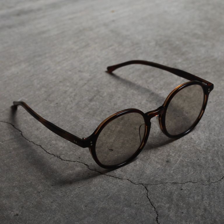 レンズ : LIGHT BROWN