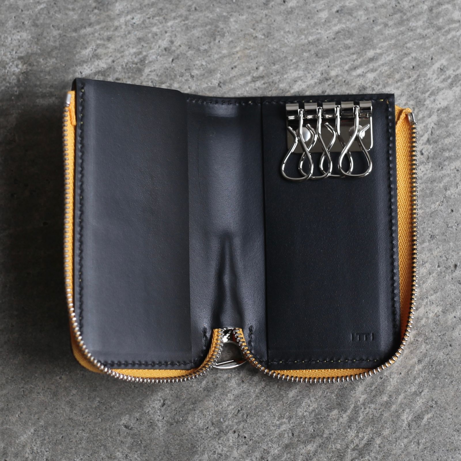 【残りわずか】Cristy Keycard WLT(BRIDLE)