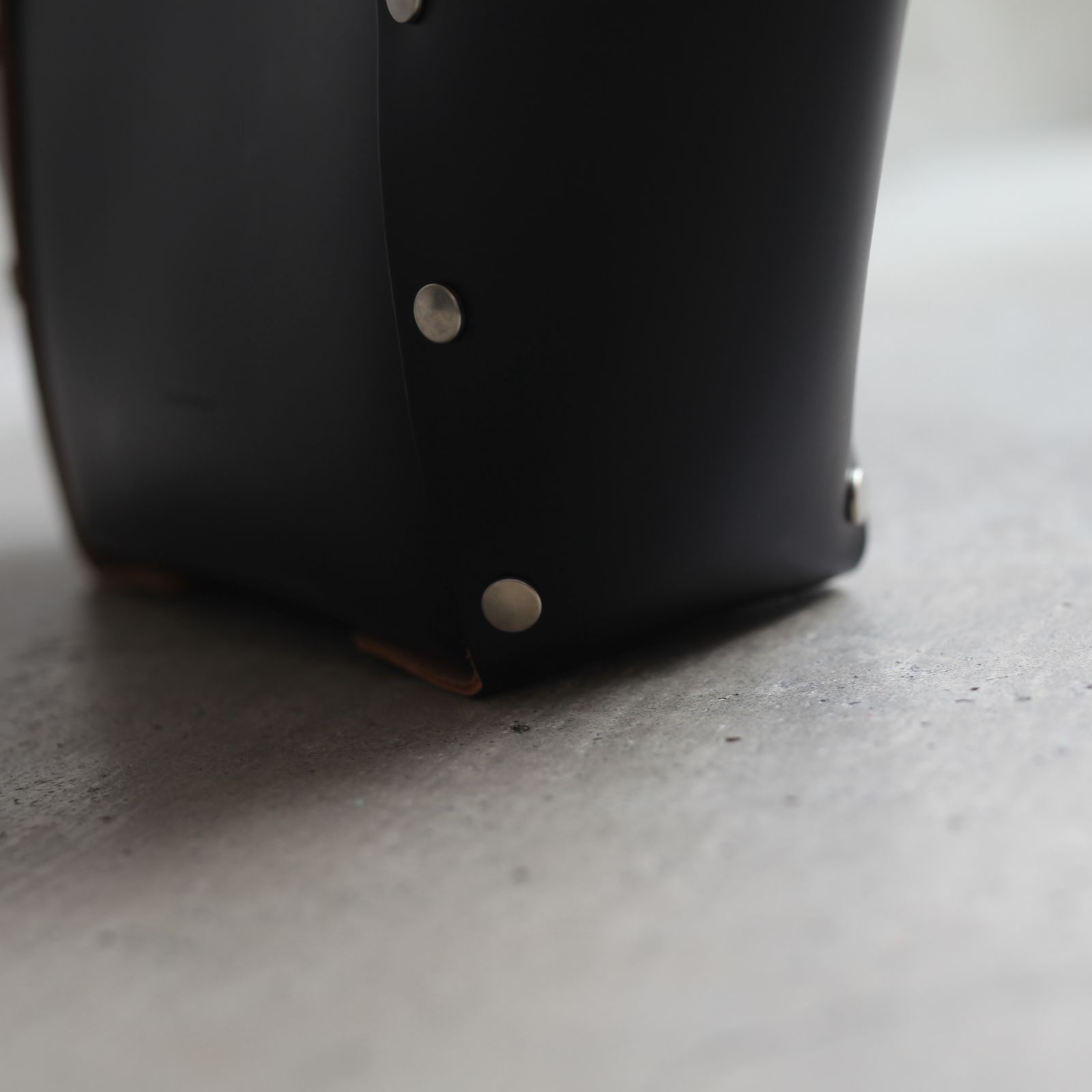 【次回入荷9月下旬予定】Assemble Hand Bag Wide_S(BLACK)
