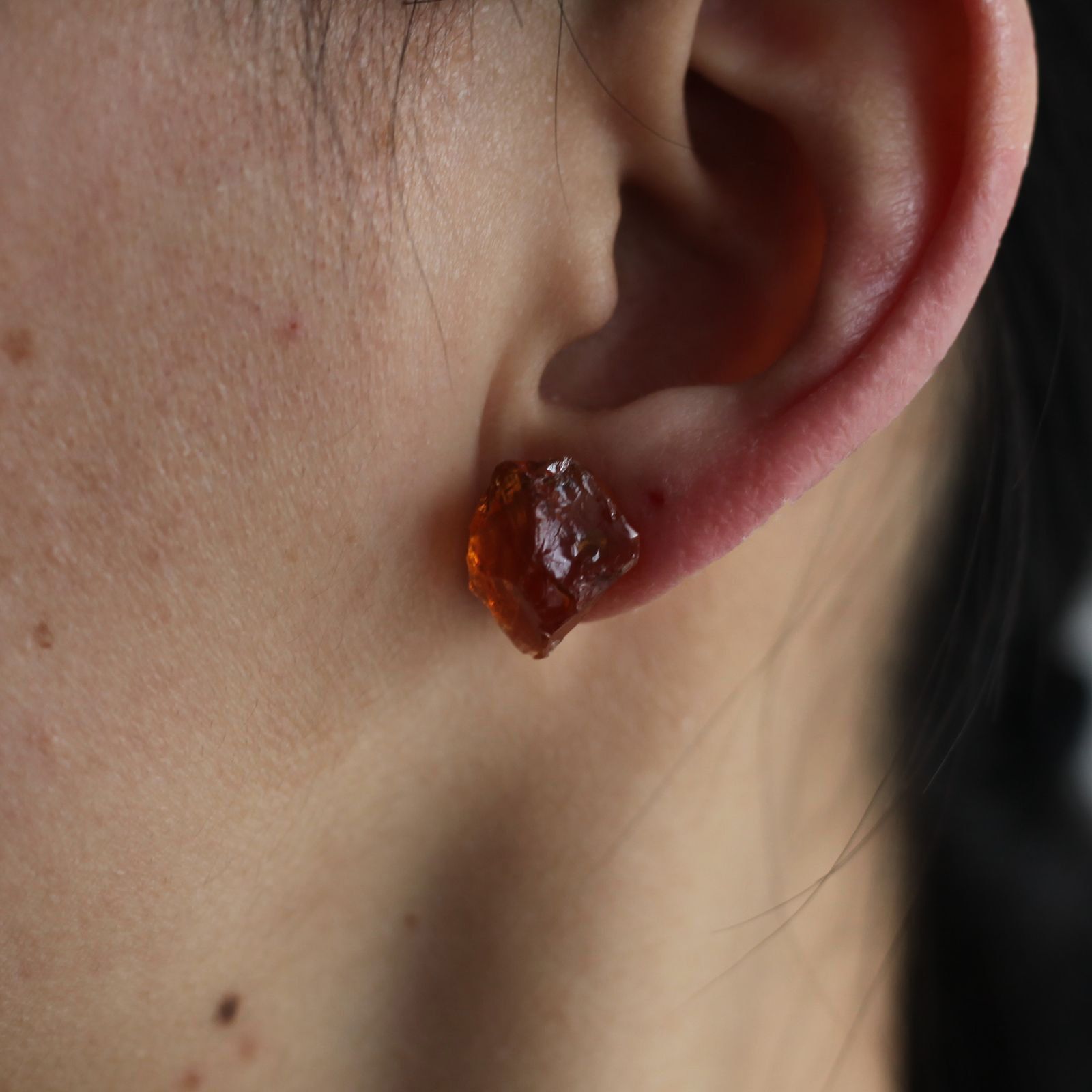 PREEK - 【残り一点】Rough Stone Garnet Earrings(両耳用） | ACRMTSM