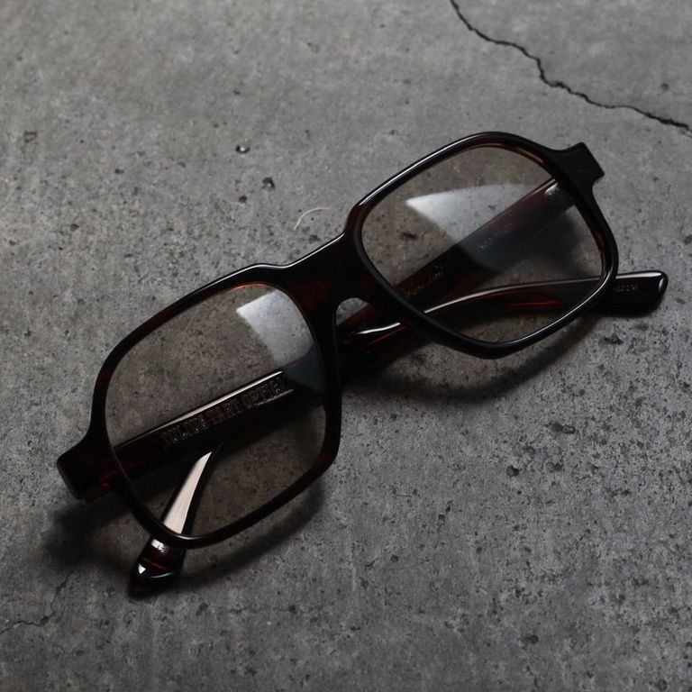 レンズ : LIGHT BROWN