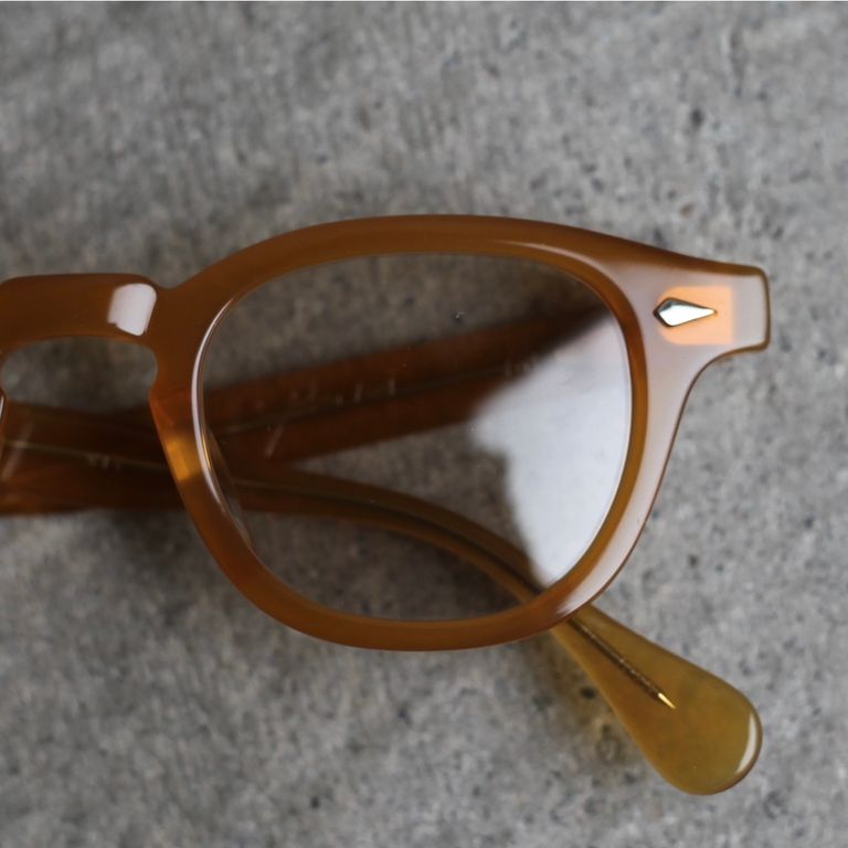 レンズ：LIGHT BROWN