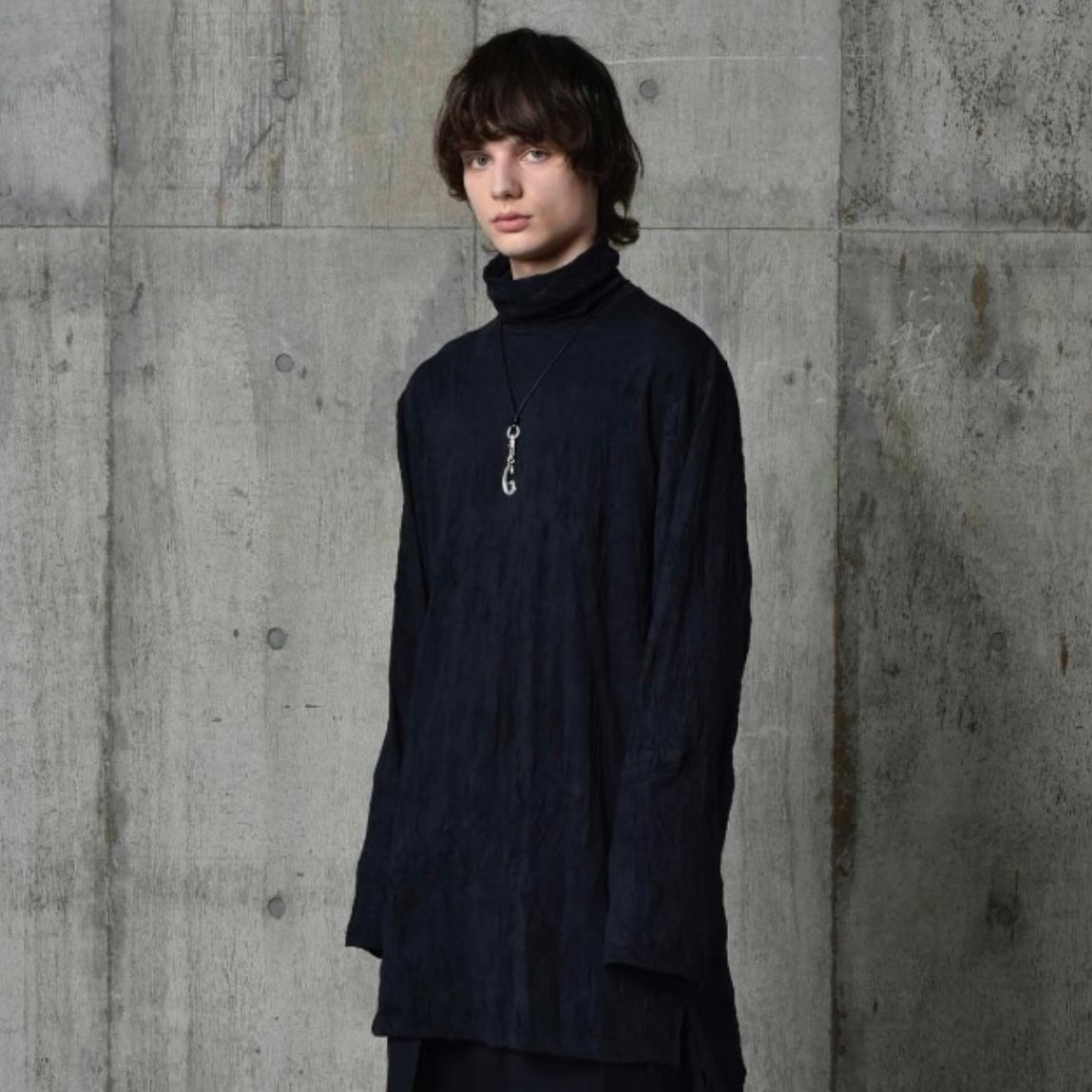 【Ground Y】ラウンドネック シンプルニット♪ クリーニング済 清潔品 Ground Y - 【再販売通知受付可能】右釦あき裾段違いタートル